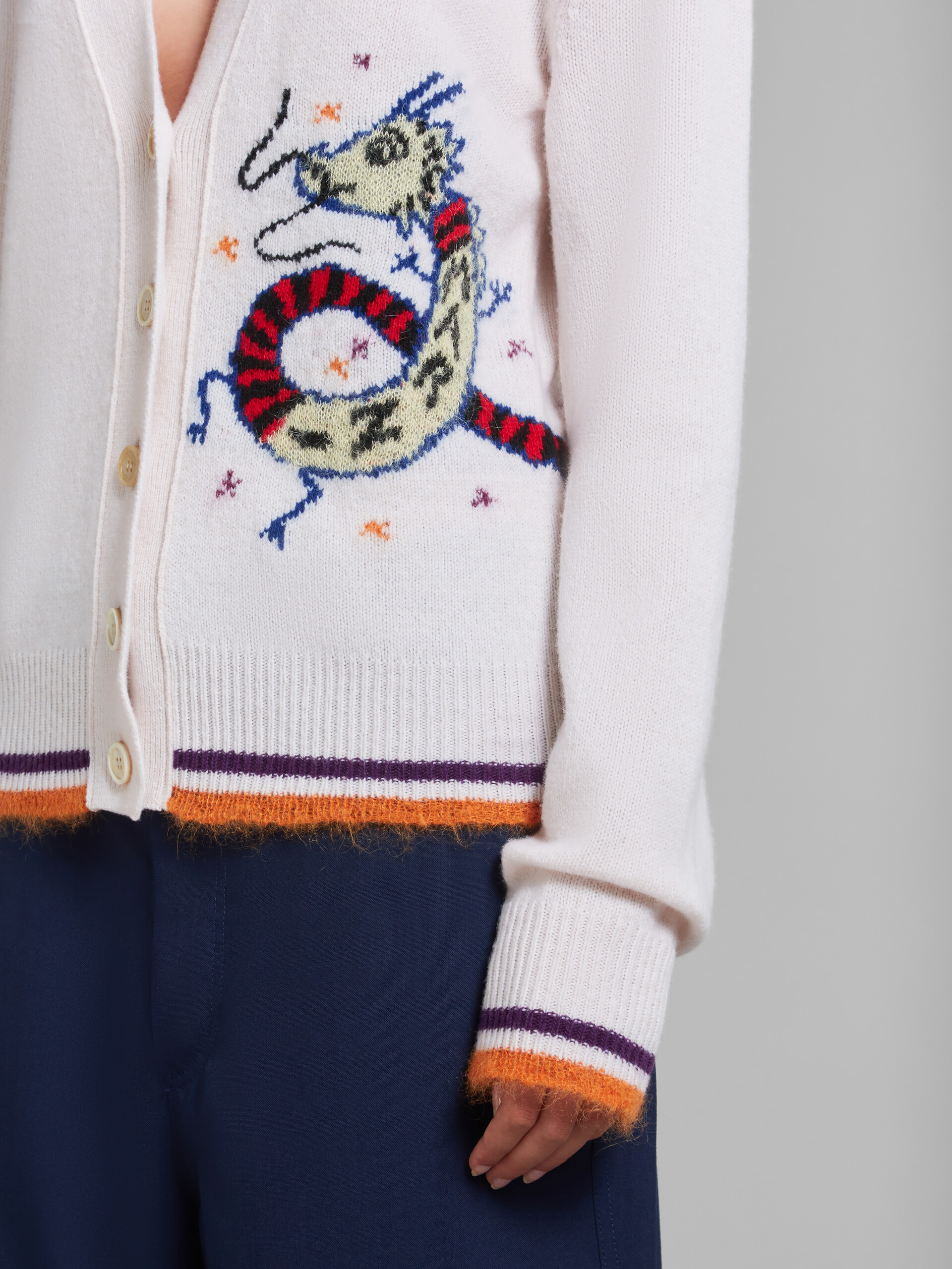 Cardigan bianco in misto lana e cashmere con motivo drago jacquard - Pullover - Image 5