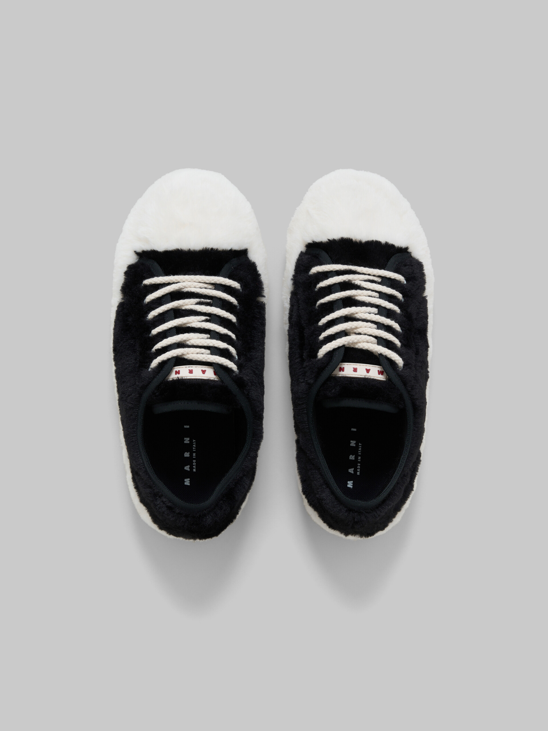 Zapatilla de tenis negra de peluche - Sneakers - Image 4