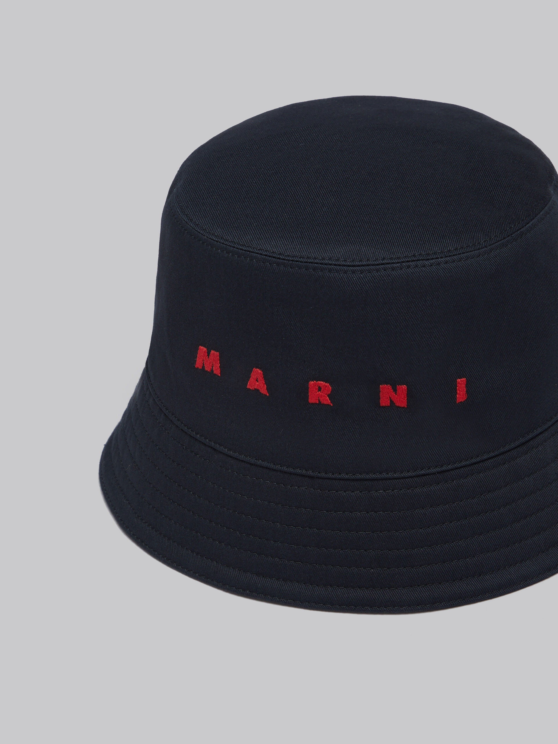 Cappello bucket in cotone biologico nero con logo ricamato - Cappelli - Image 4