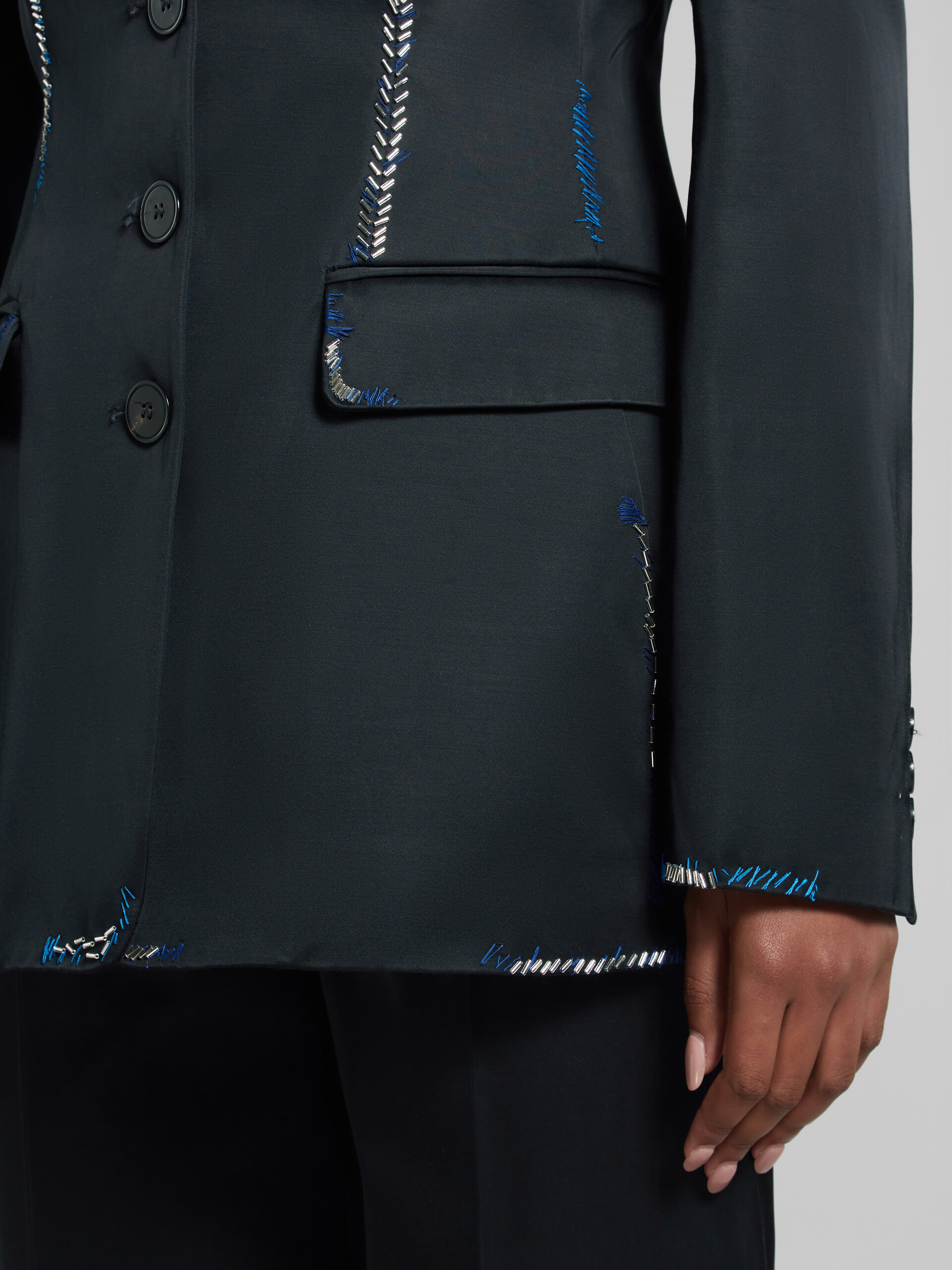 Schwarze Jacke aus Duchesse-Satin mit Perlenstickerei - Jacken - Image 5