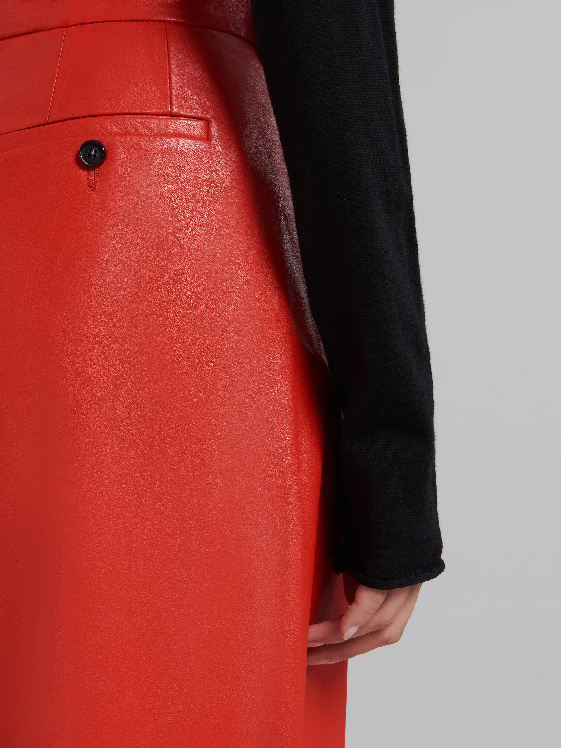 Pantalon ajusté en cuir nappa rouge - Pantalons - Image 4
