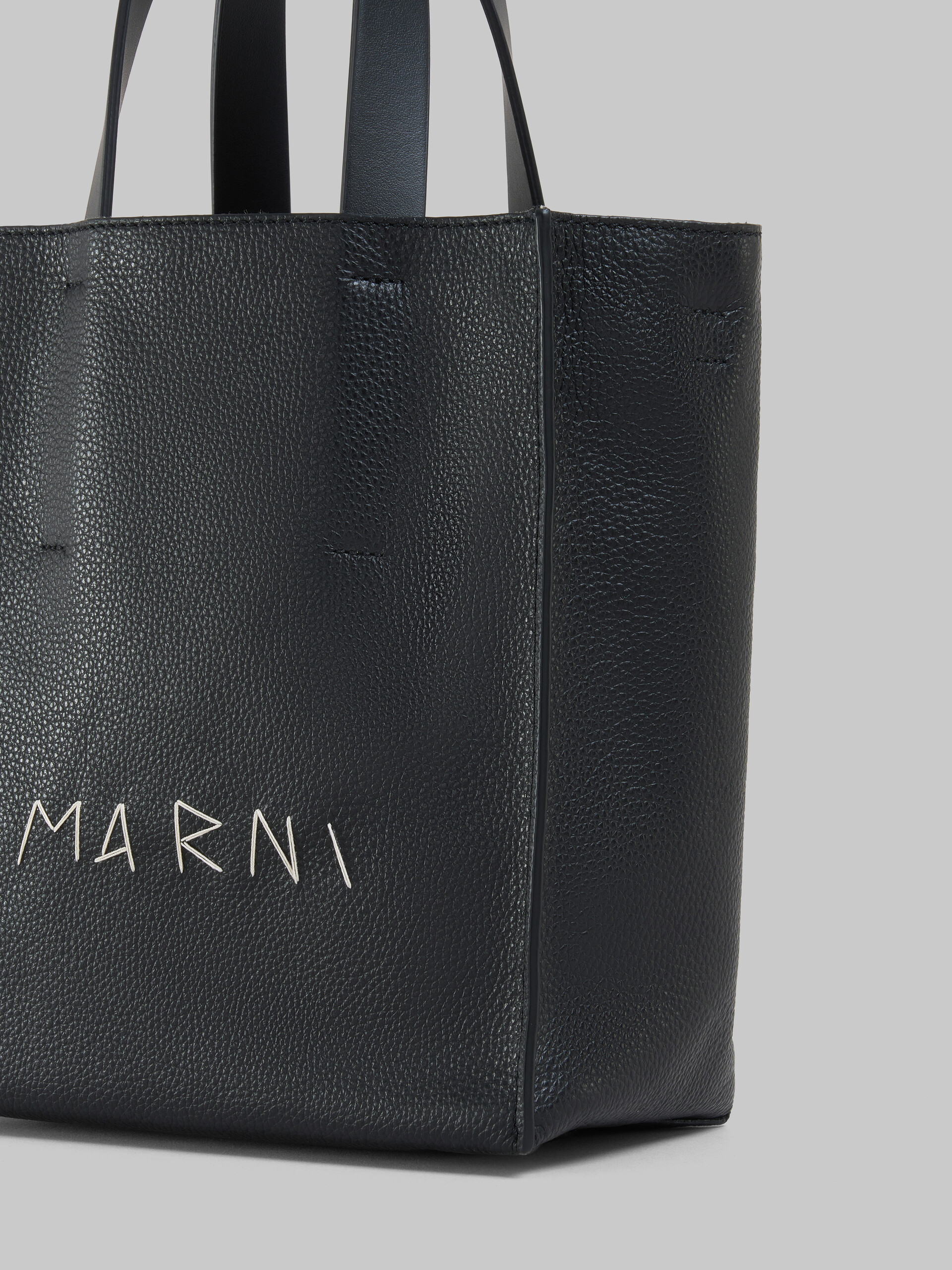 Mini-sac Museo Soft en cuir ivoire et marron avec effet raccommodé Marni - Sacs cabas - Image 5