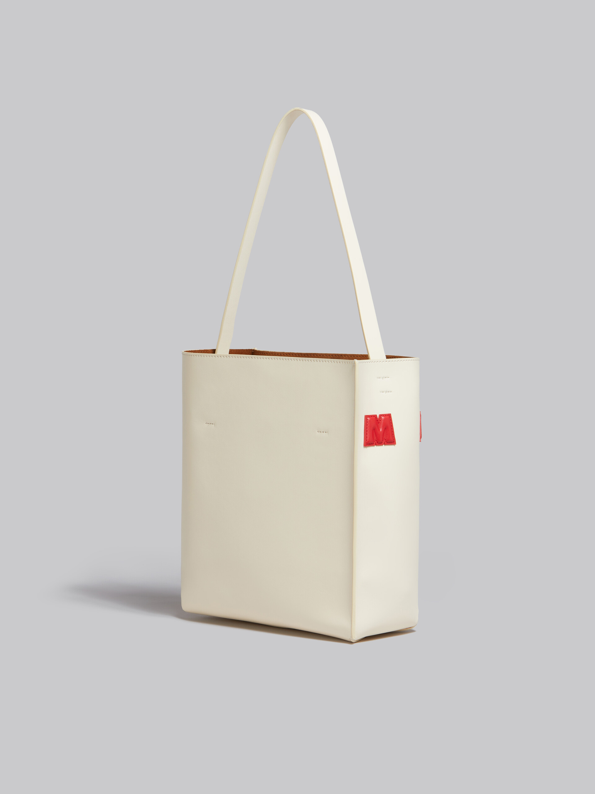 Petit sac Hobo Museo en cuir blanc avec patchs - Sacs cabas - Image 3
