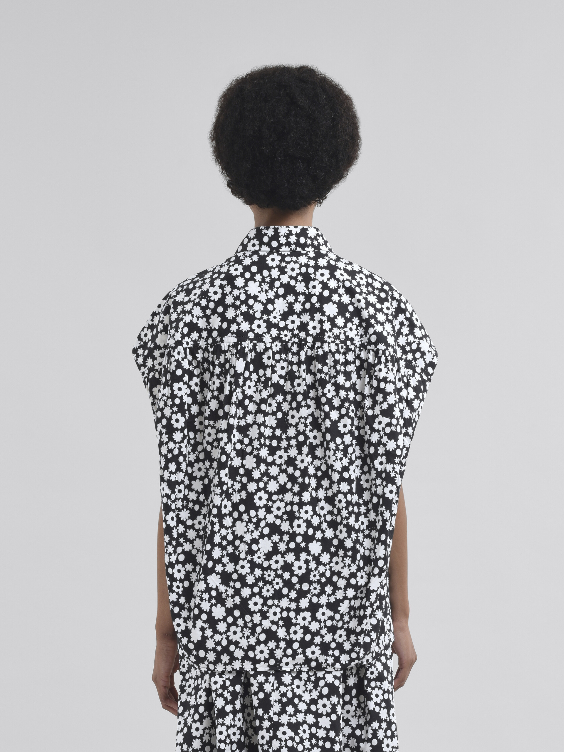 Black and white sleeveless cocoon shirt with Pop Fields motif - Shirts - Image 3