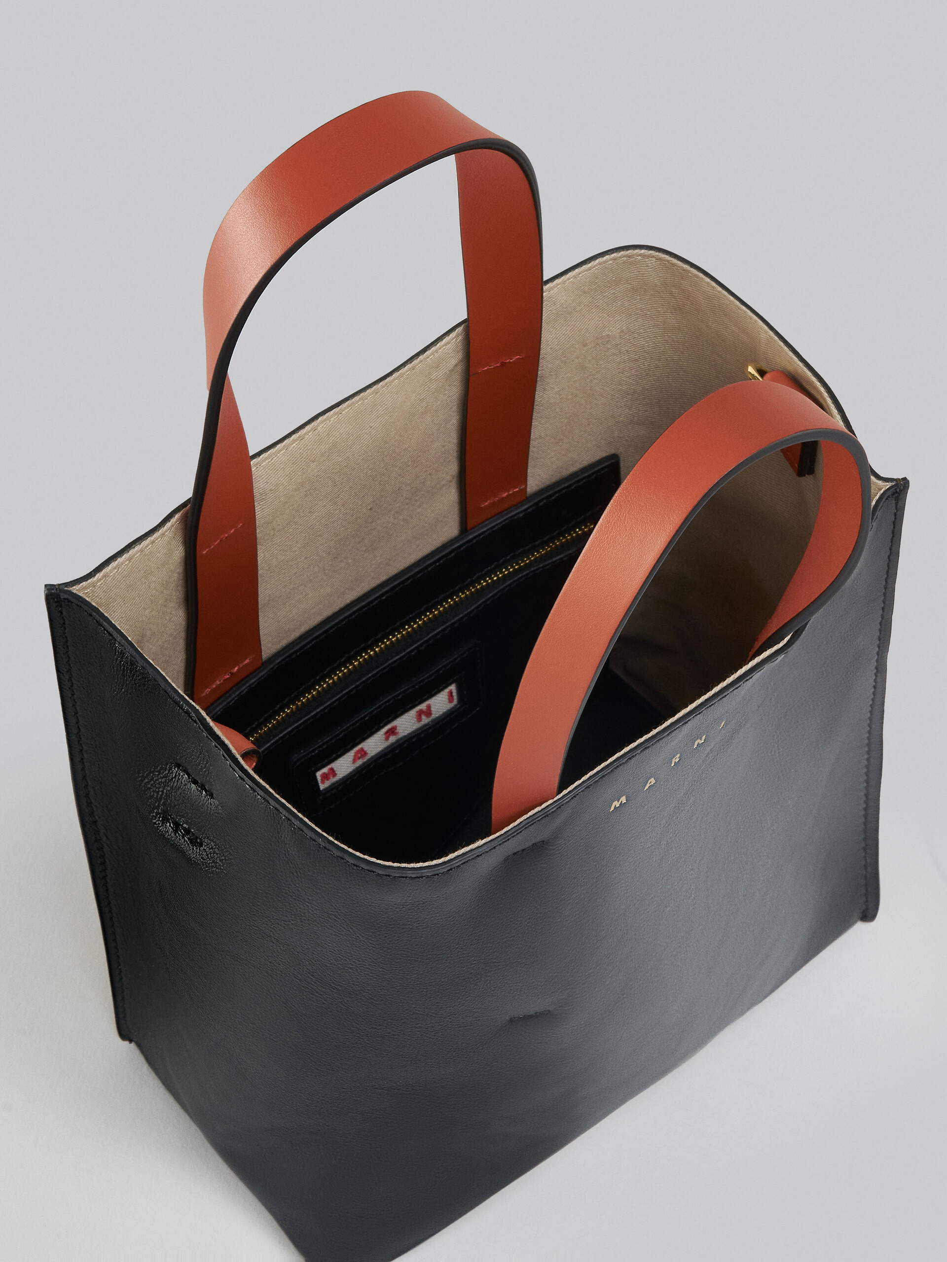 Museo Soft Bag Mini in pelle grigia nera e bordeaux - Borse shopping - Image 4