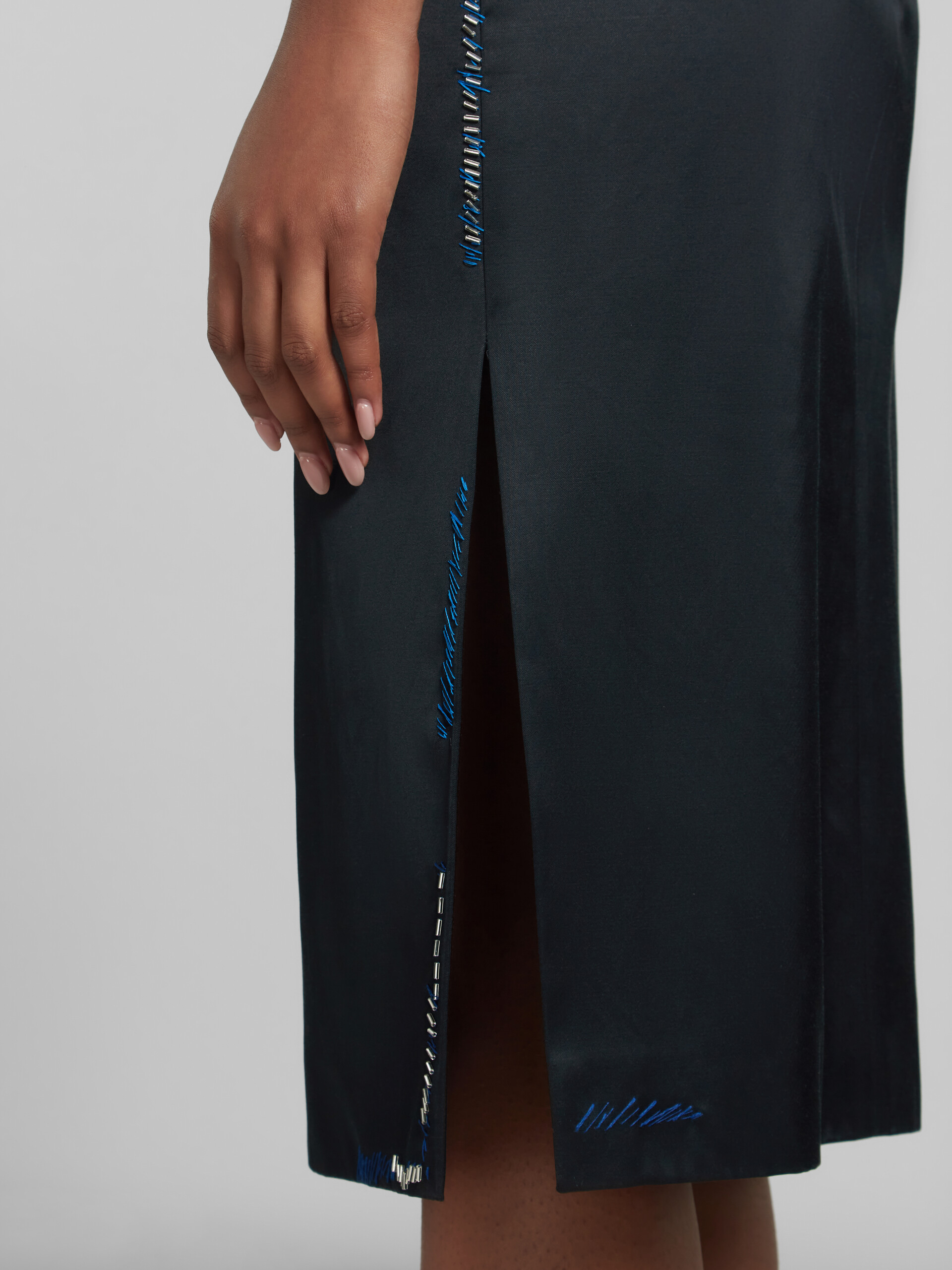 Robe fourreau en satin duchesse noir avec effet raccommodé en perles - Robes - Image 5