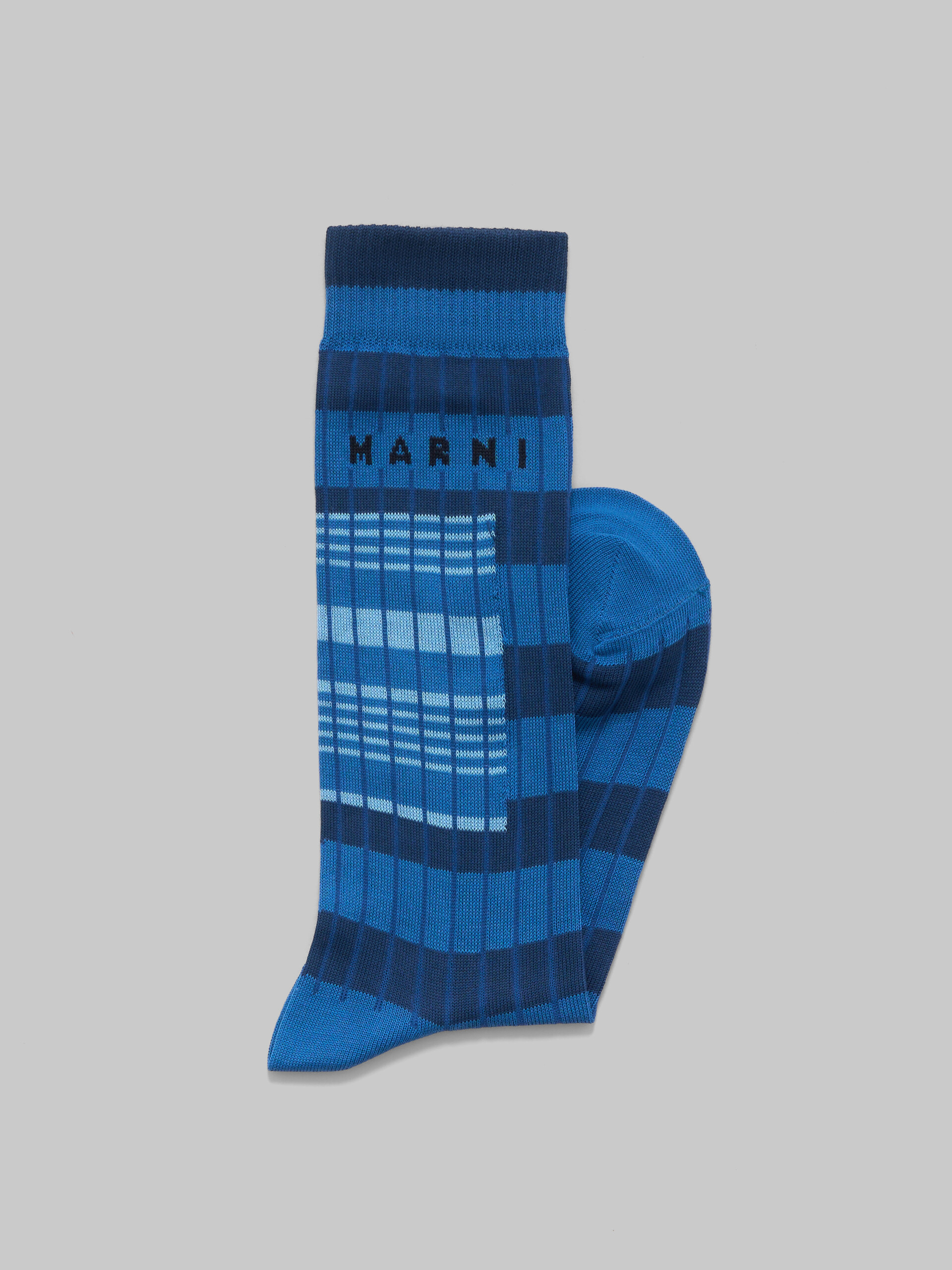 Blaue, gerippte Baumwollsocken mit kontrastierenden Streifen - Socken - Image 2