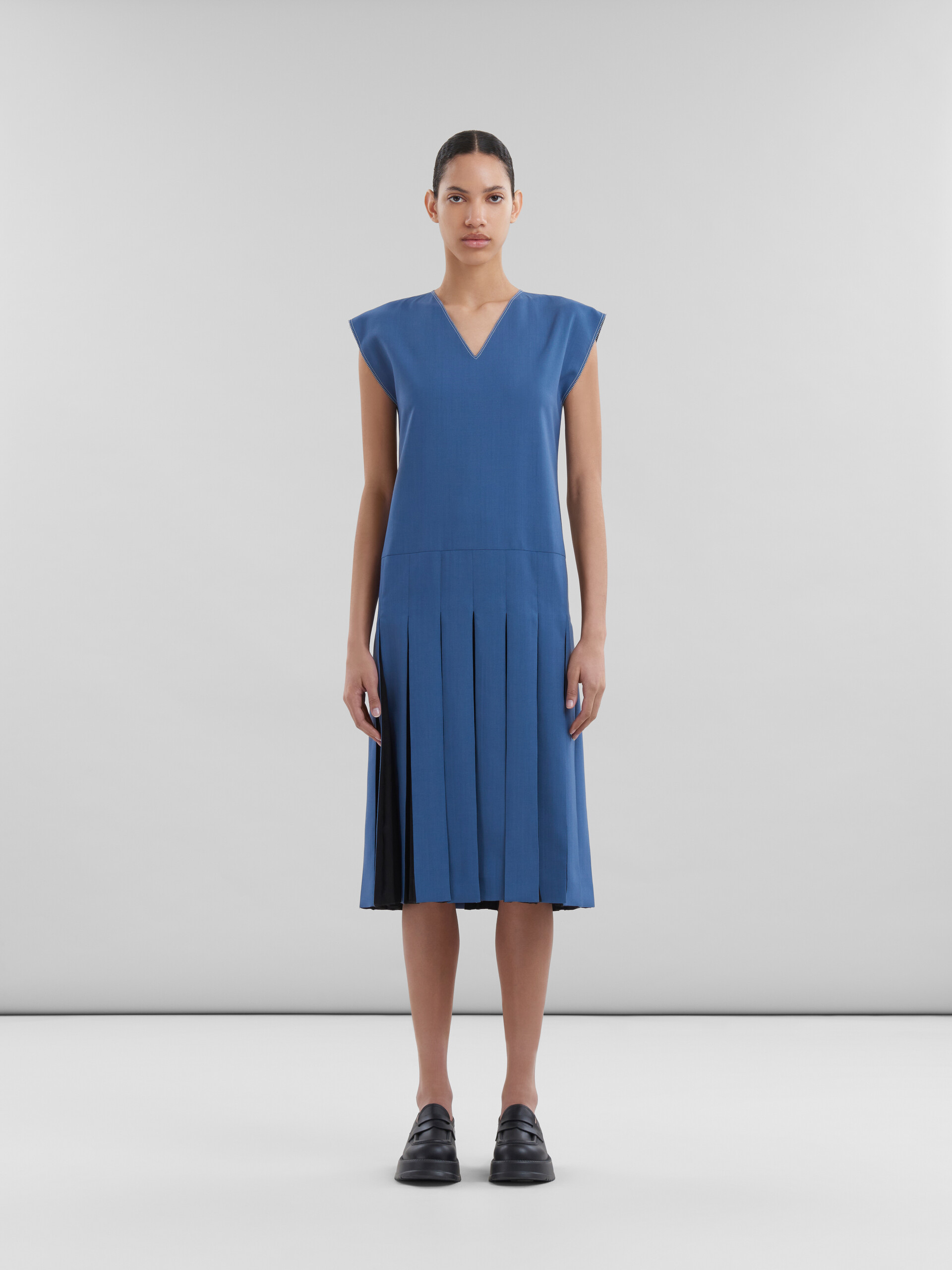 Vestido azul de lana tropical con pliegues en contraste - Vestidos - Image 2
