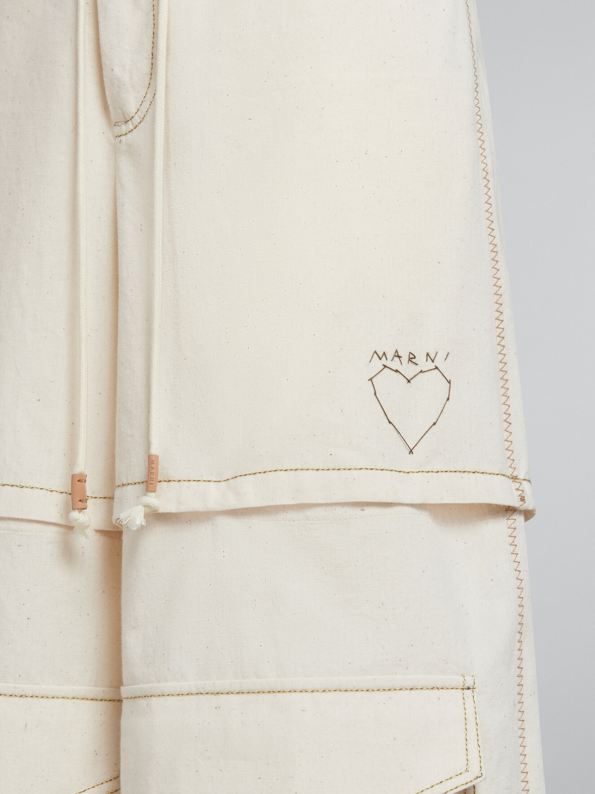 Pantaloni cargo in tela di cotone biologico beige chiaro con impunture Marni - Pantaloni - Image 4