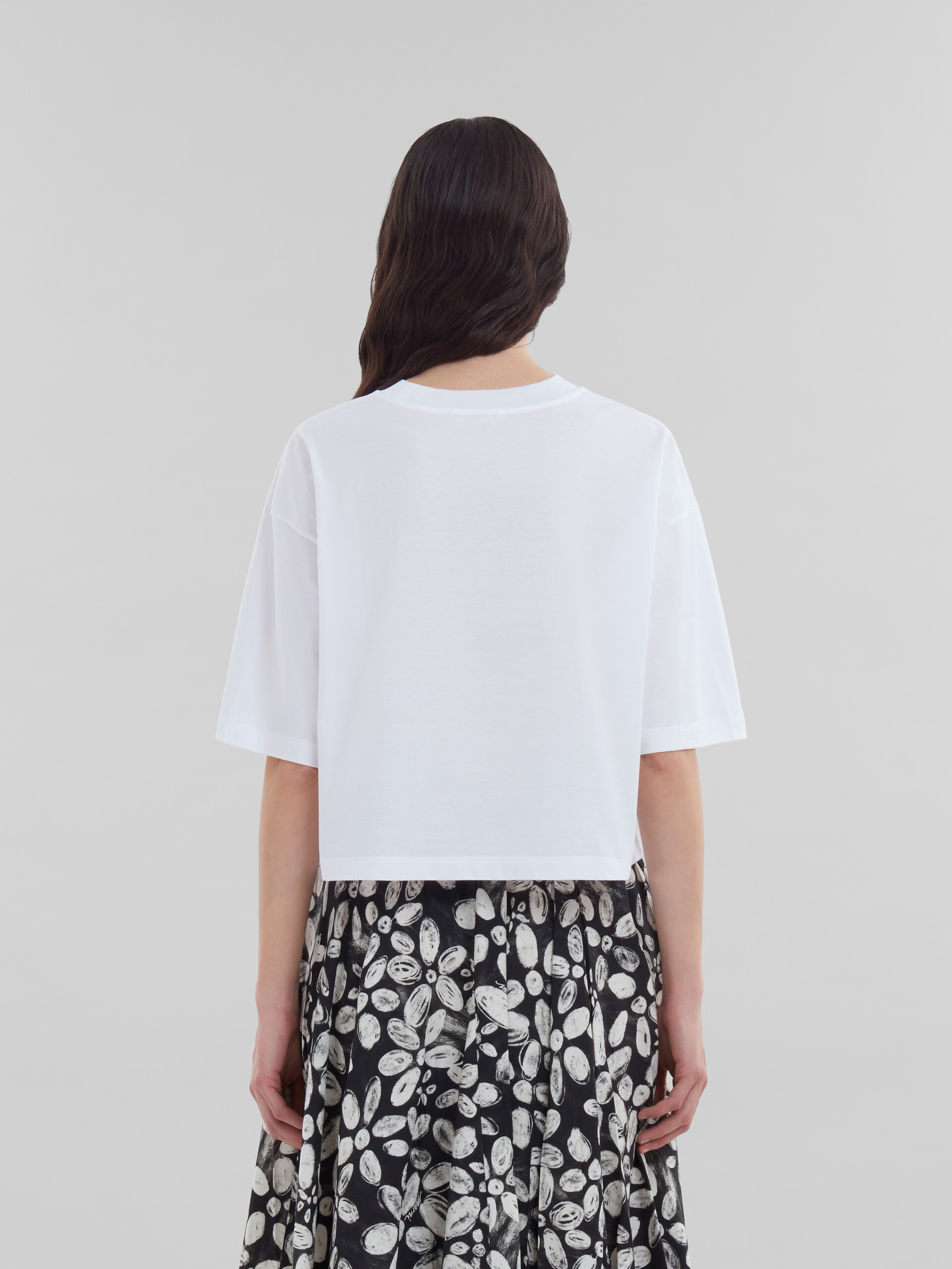 White organic cotton cropped T-shirt with smudged flower print - T-shirts - Image 3