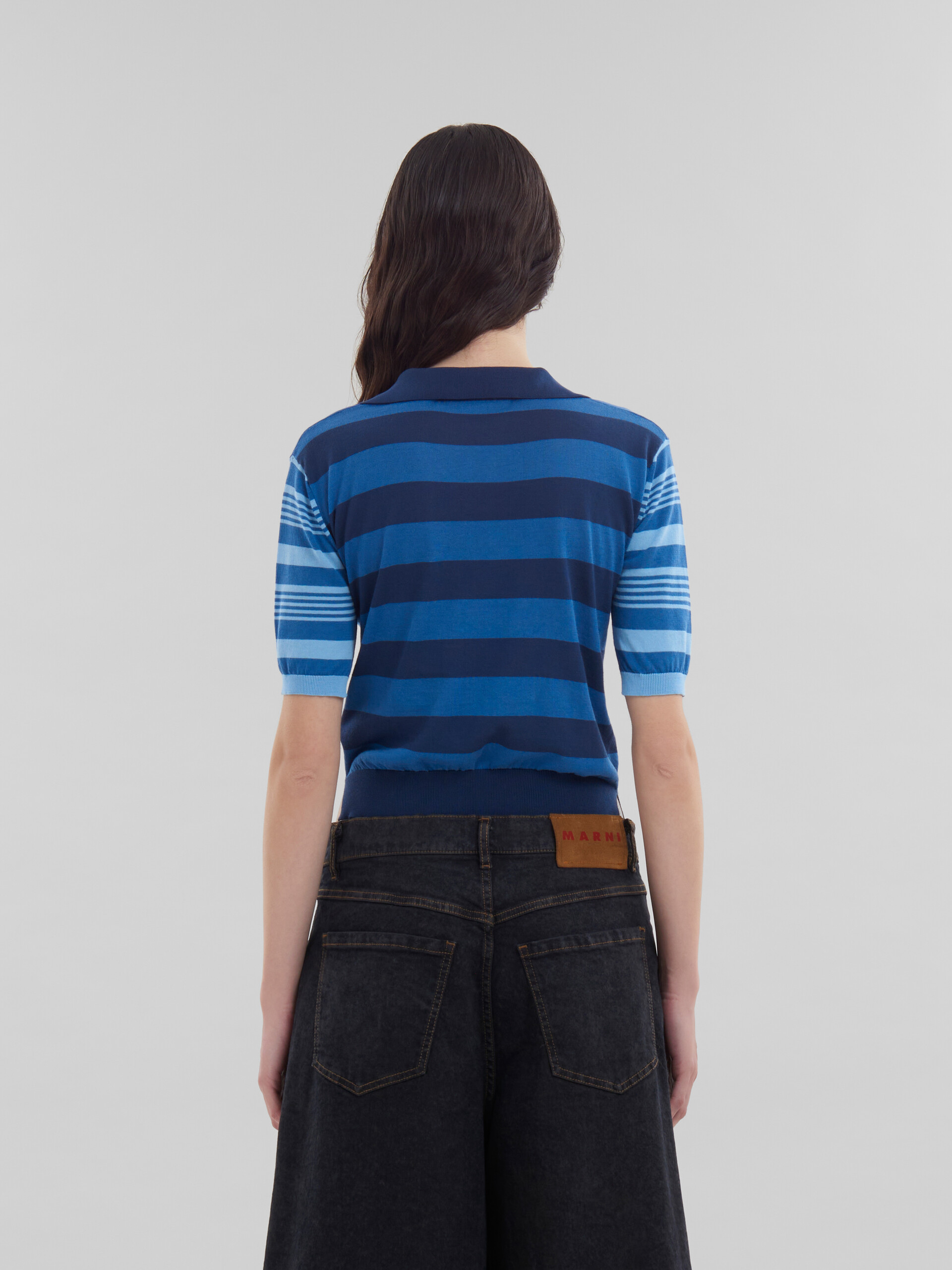 Maglione a maniche corte in cotone leggero con righe a contrasto blu - Camicie - Image 3