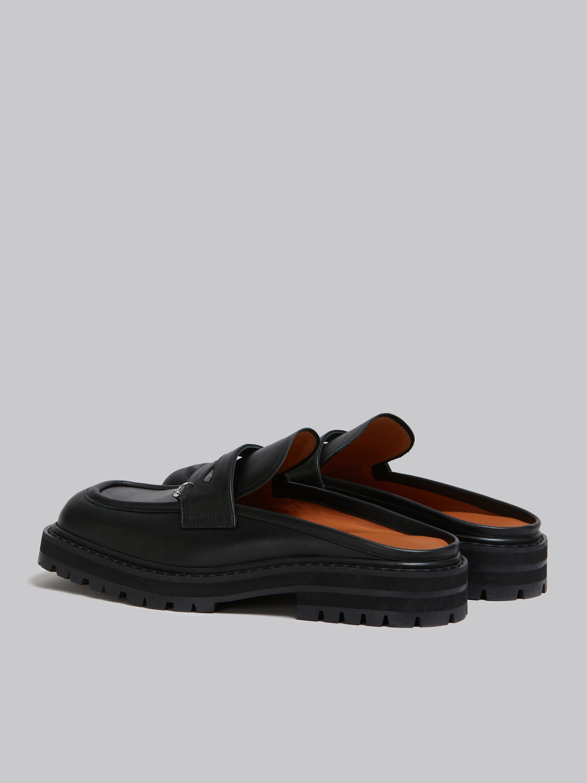 Markante, schwarze Sabot-Loafer Piercing 2.0 aus Leder - Holzschuhe - Image 3