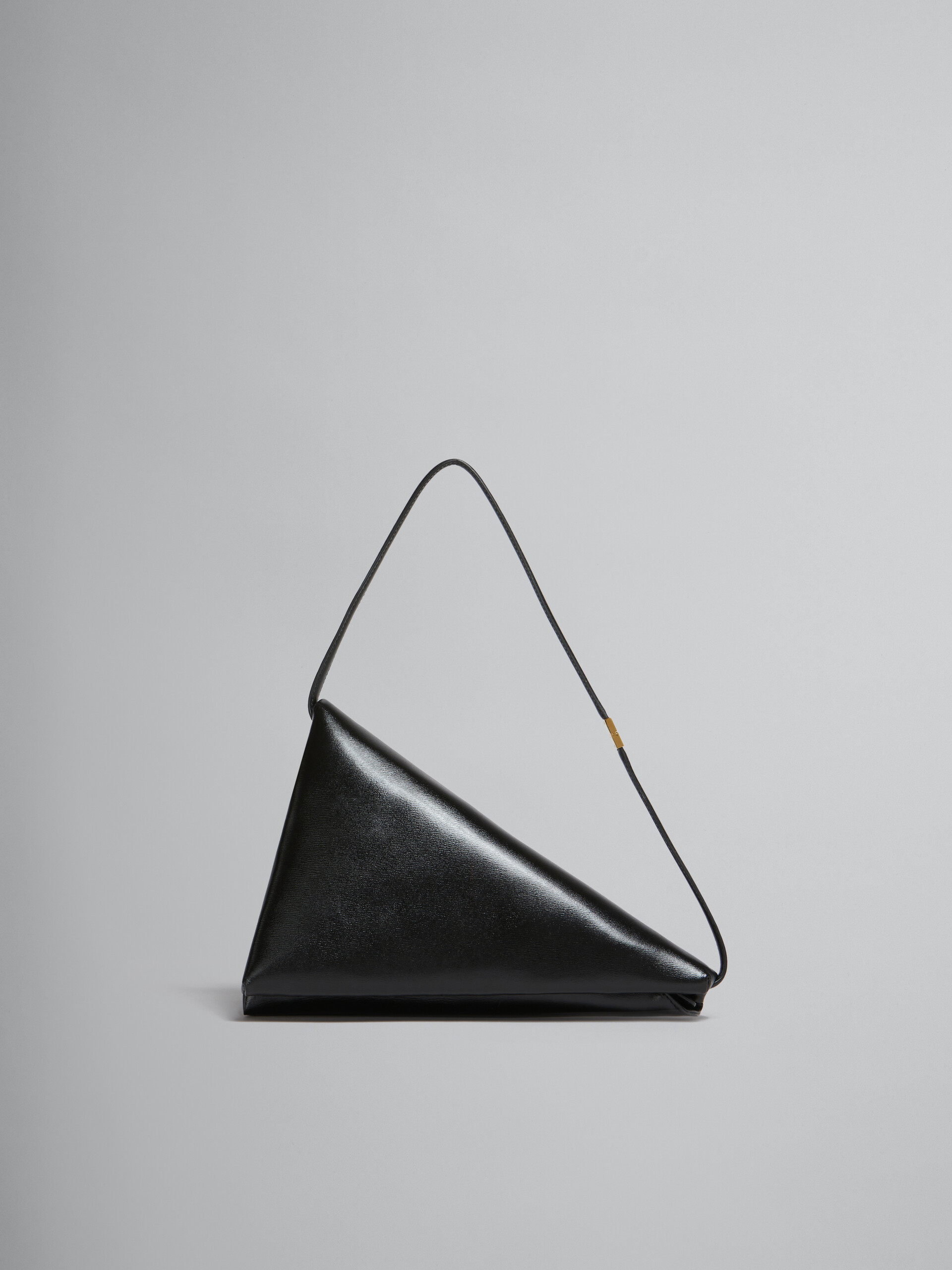 Schwarze, dreieckige Tasche Prisma aus Leder - Schultertaschen - Image 1