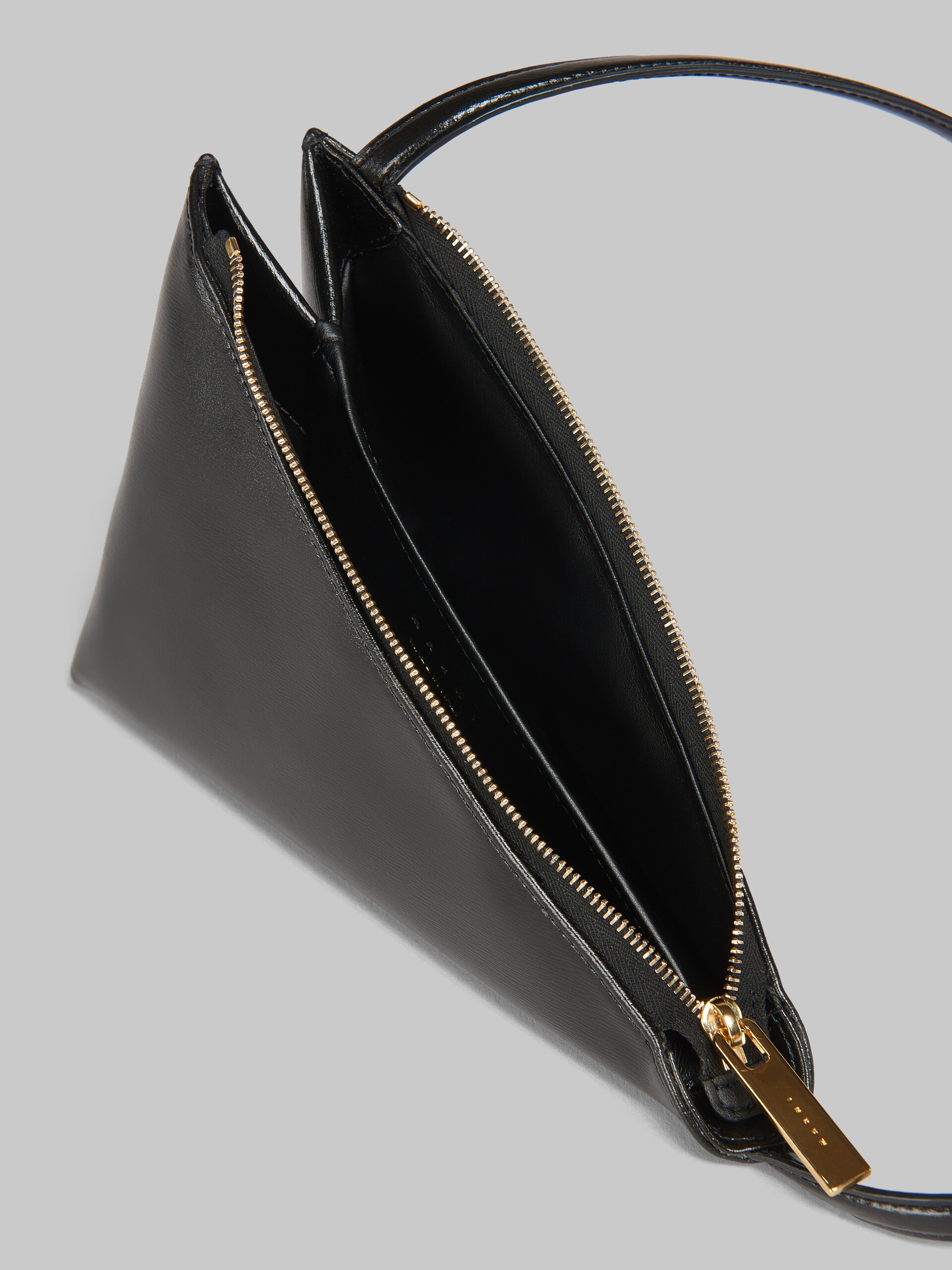 Schwarze, dreieckige Umhängetasche Prisma aus Leder - Schultertaschen - Image 3