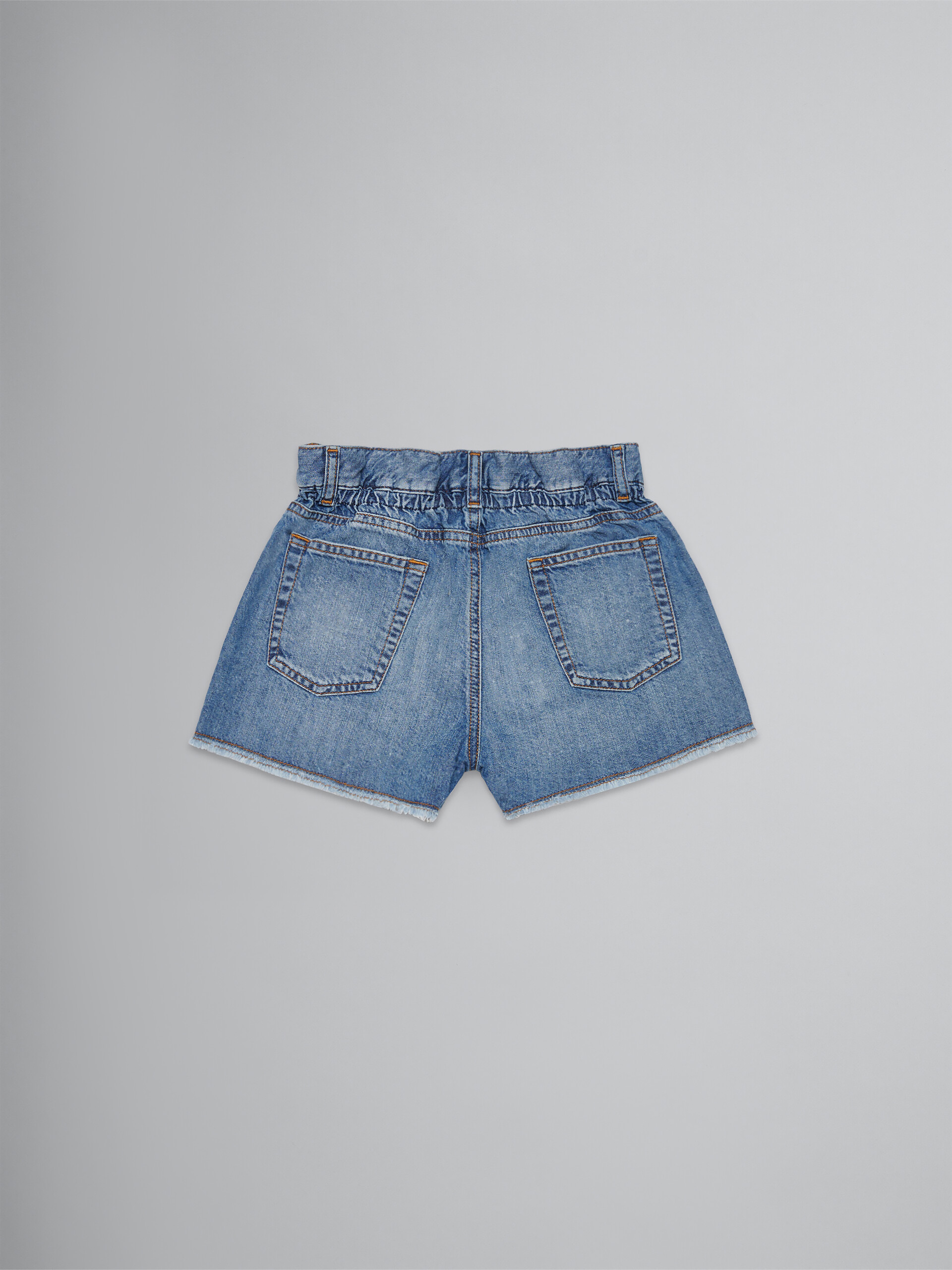 Denim-Shorts mit unverarbeiteten Rändern - Hosen - Image 2