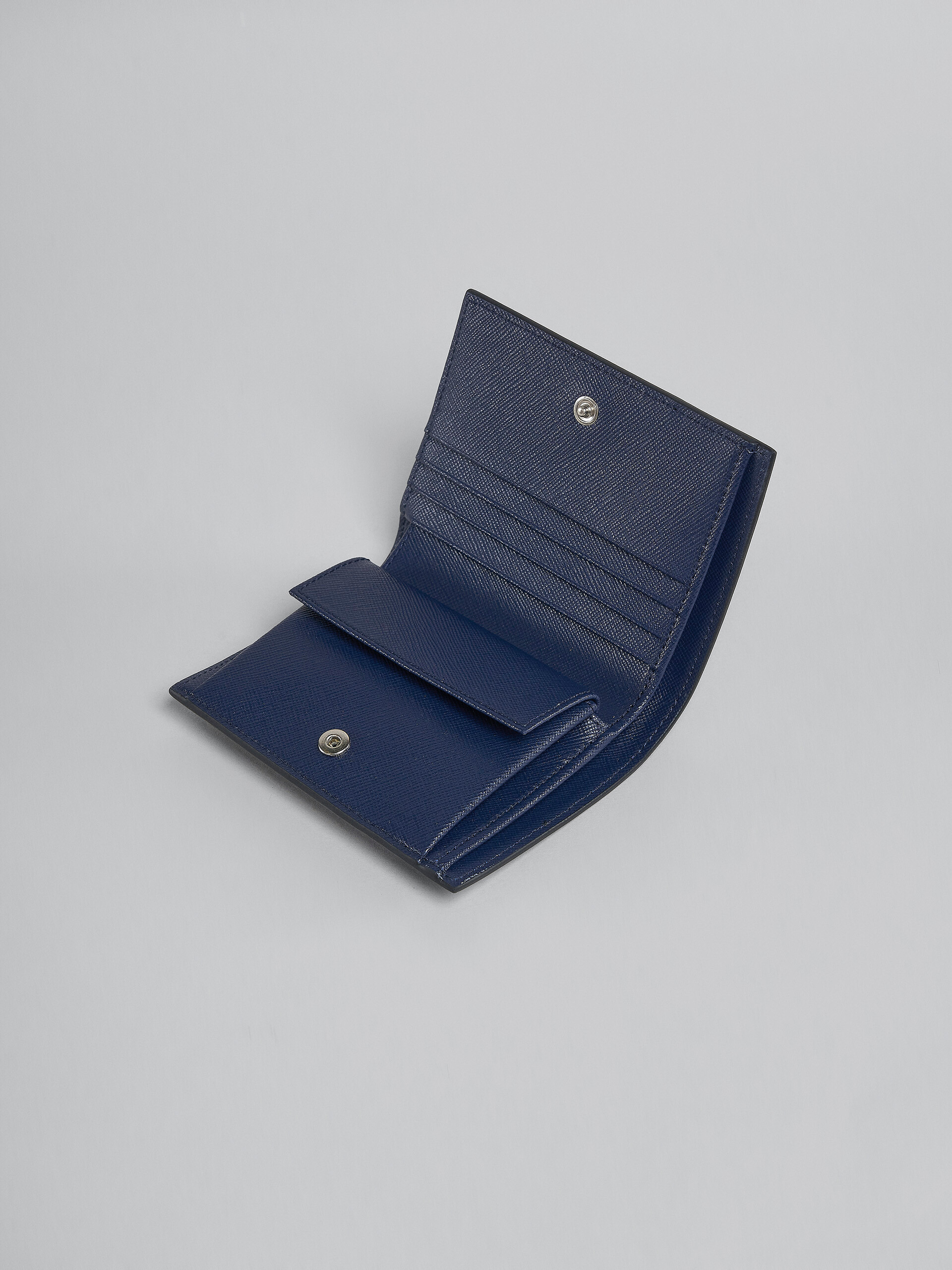 Portafoglio bi-fold in pelle saffiano nera - Portafogli - Image 4