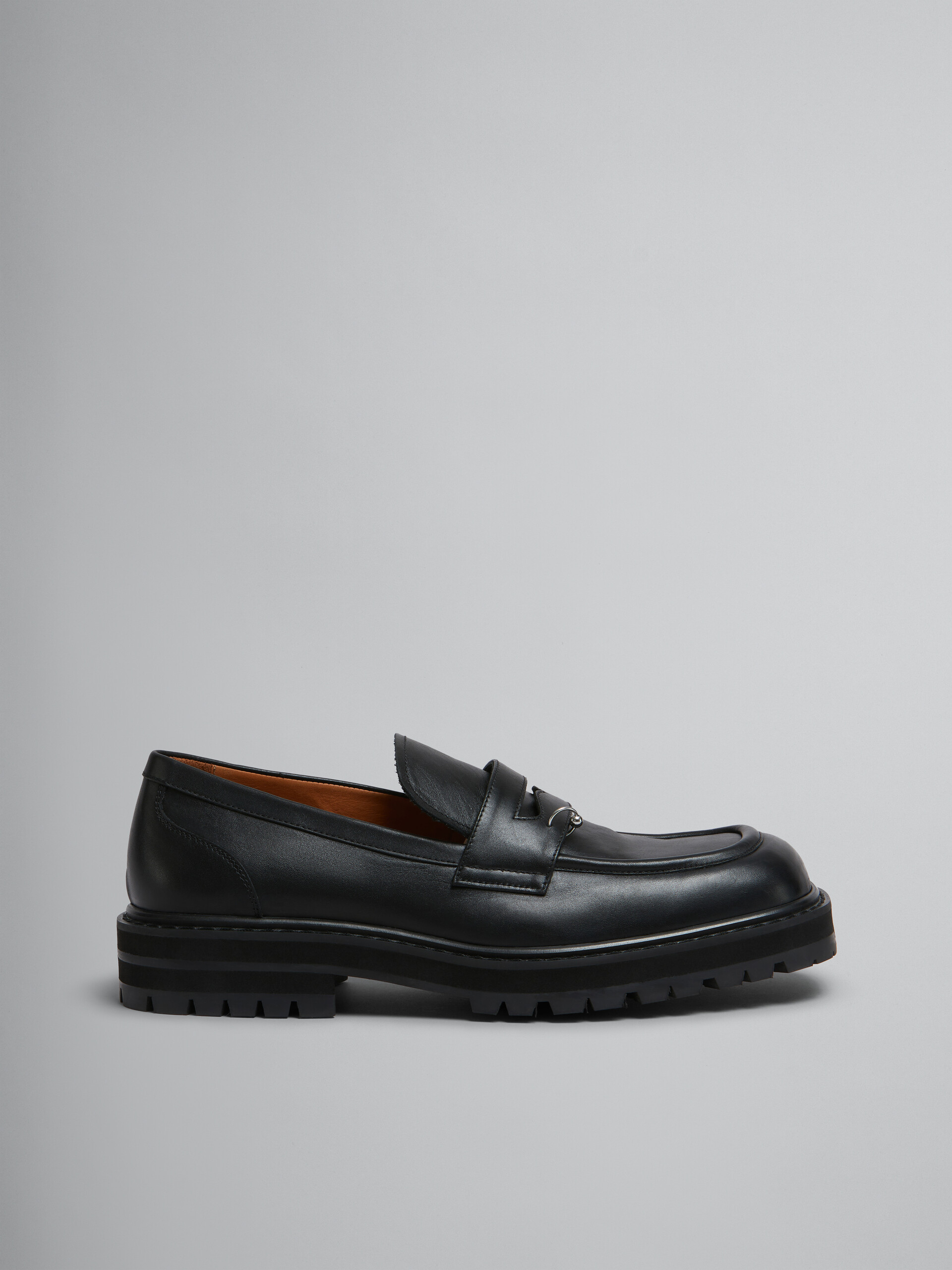 Markante, schwarze Loafer Piercing 2.0 aus Leder - Schnürschuhe - Image 1