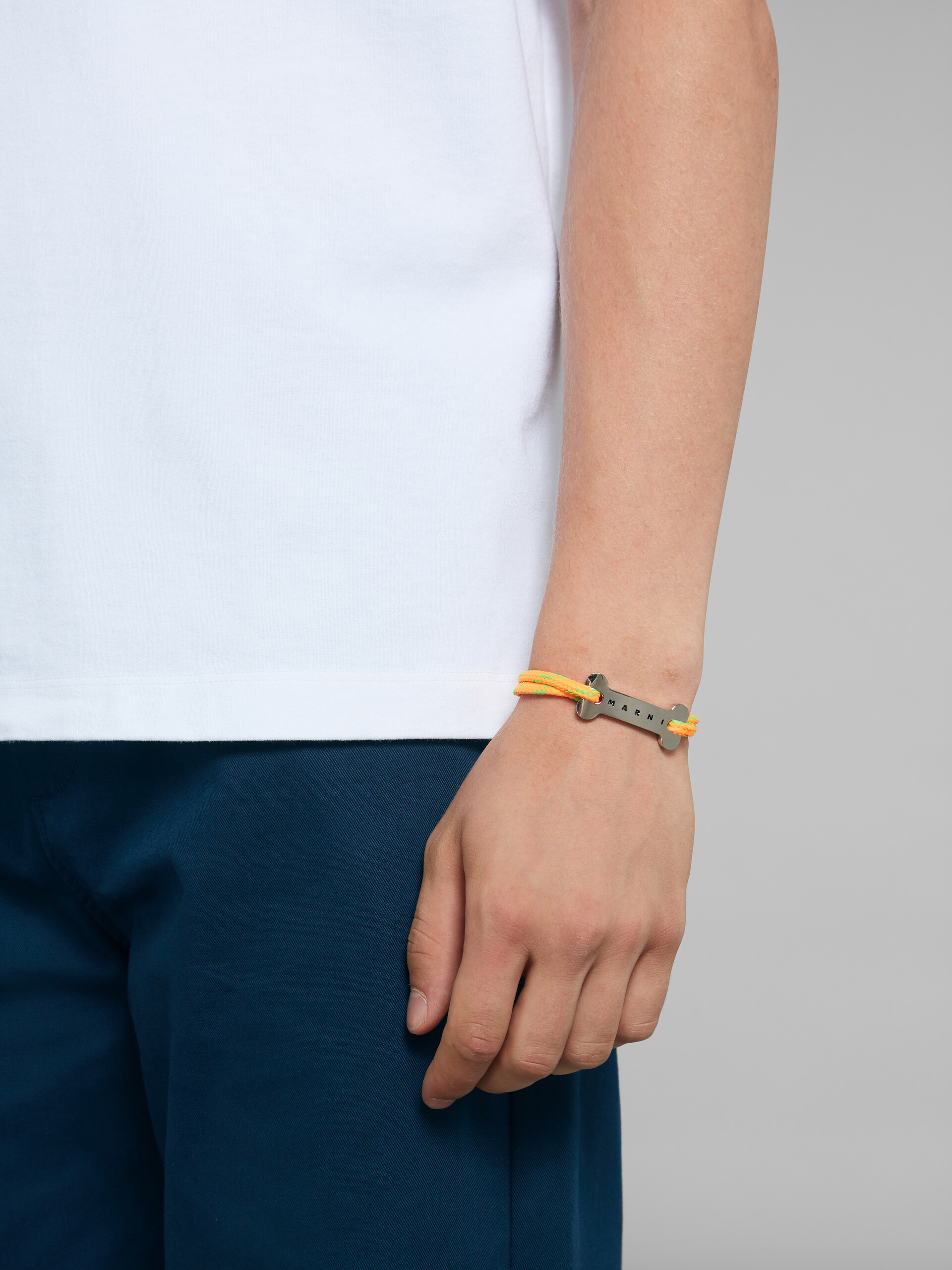 Blaues Schnürsenkel-Armband mit Knochen-Plakette - Armbänder - Image 2