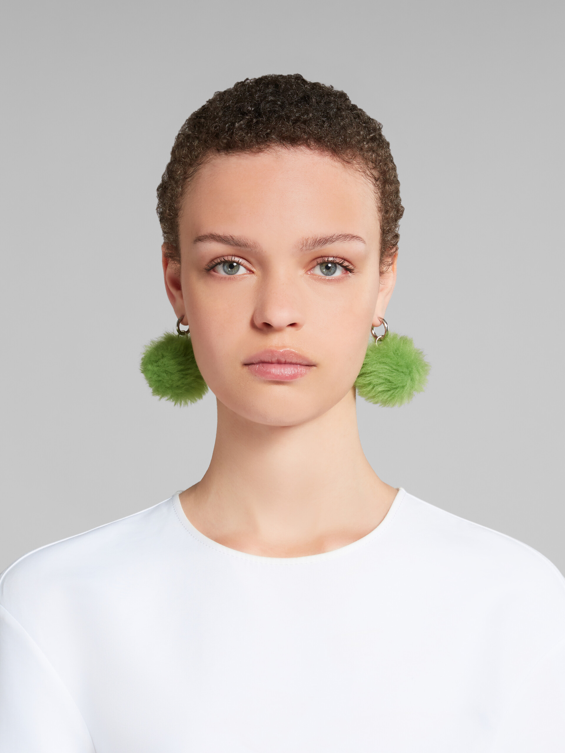Ohrringe mit flauschigem, lilafarbenem Bommel - Ohrringe - Image 2