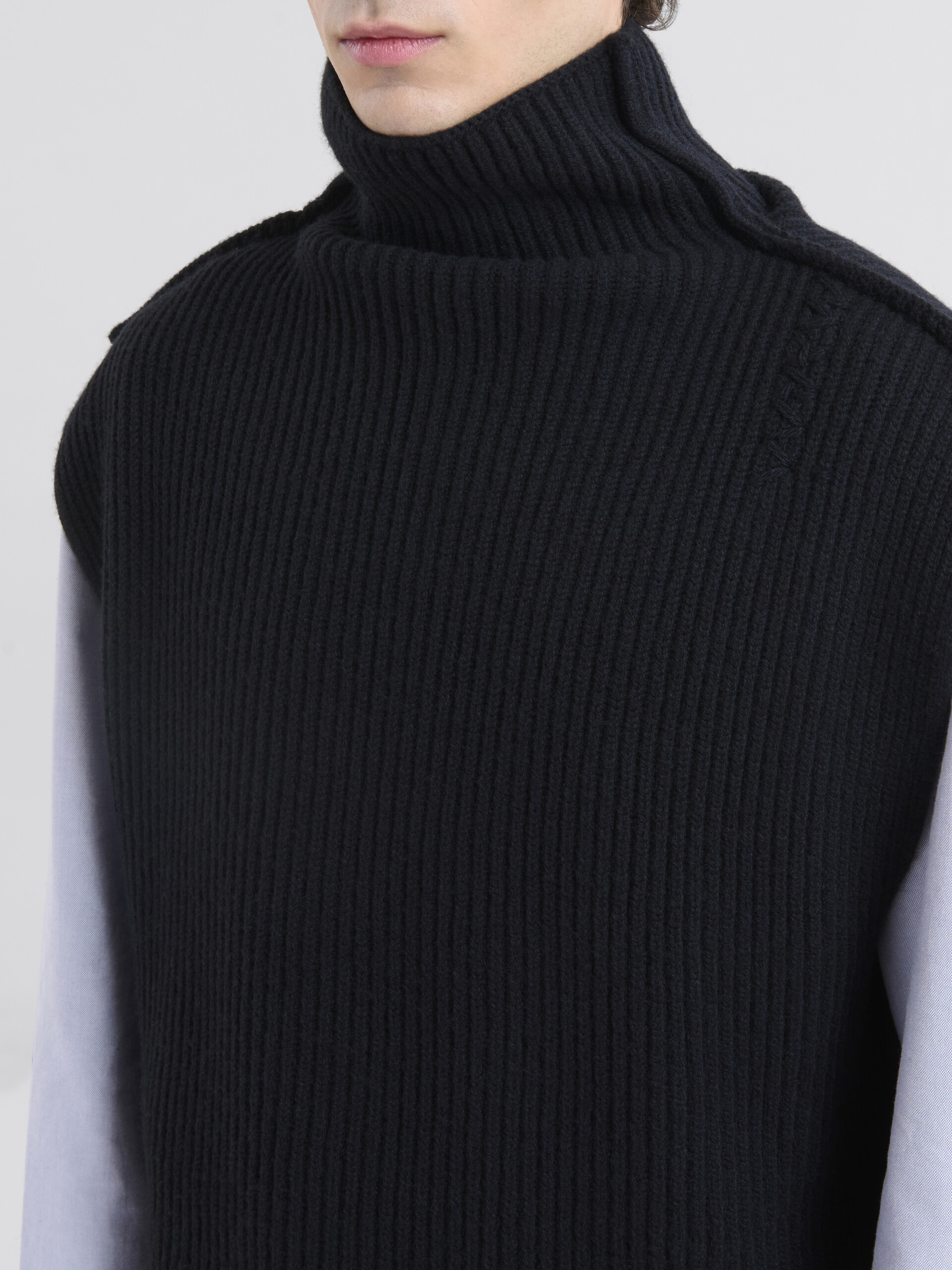 Black ribbed wool vest - Pullovers - Image 4